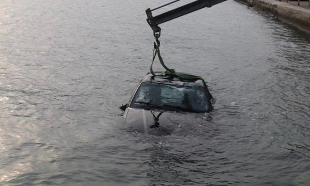 Οδηγός ξέχασε το χειρόφρενο και κατέληξε στη θάλασσα